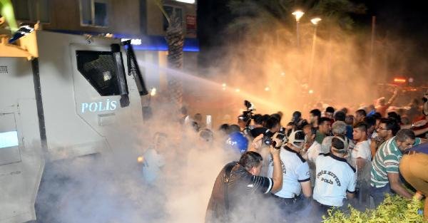HDP binasına yürümek isteyen gruba polis müdahale etti