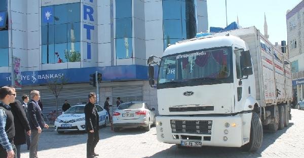 HDP'nin Iğdır adayları başkan otomobilinde