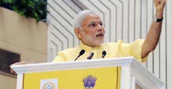 Hindistan Başbakanı 35 bin kişiye yoga yaptırdı