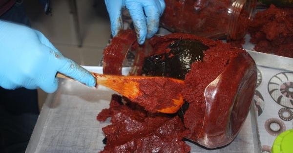 Hollanda'ya götürülmek istenen salça damacanalarındaki 2 kilo eroin ele geçirildi
