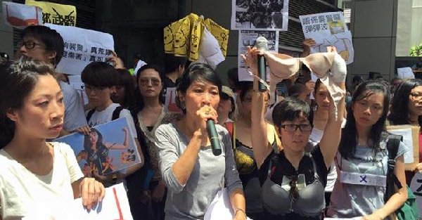 Hong Kong’da ‘sütyenli’ protesto
