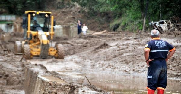Hopa’da sular çekildi, çamur ve balçıkla mücadele sürüyor