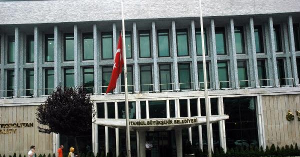 İBB'deki Türk Bayrakları yarıya indirildi