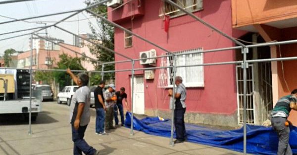 Iğdır'da şehit olan 2 polisin Adana'daki baba evlerine ateş düştü