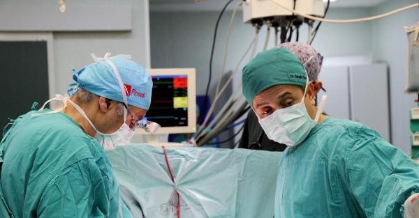 İki hastaya, yapay kalp ve eriyen kalp kapağı birlikte takıldı
