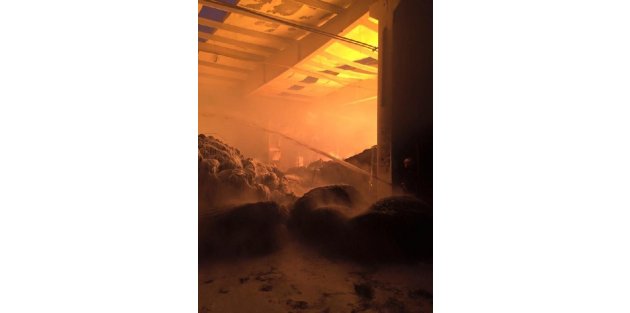 İplik fabrikasının deposu alev alev yandı