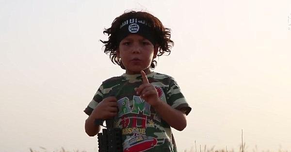 IŞİD, annesinin kafasını kesmesi için 4 yaşındaki çocuğu eğitti