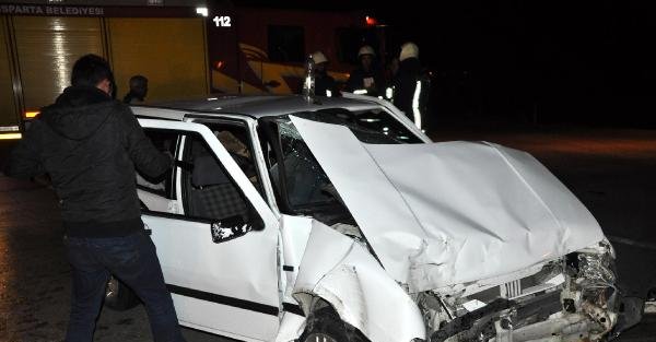 Isparta'da otomobil TIR'a çarptı: 1 ölü, 1 yaralı