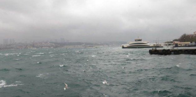 İstanbul'da fırtına ve yağmur ulaşımı vurdu