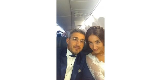 İstanbul'daki Düğünlerine Gitmek İçin Uçağa Gelinlik Ve Damatlıkla Bindiler