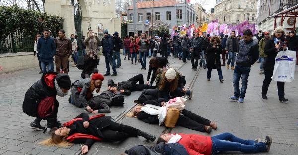 İstiklal Caddesi'nde kadın cinayetlerini resmettiler