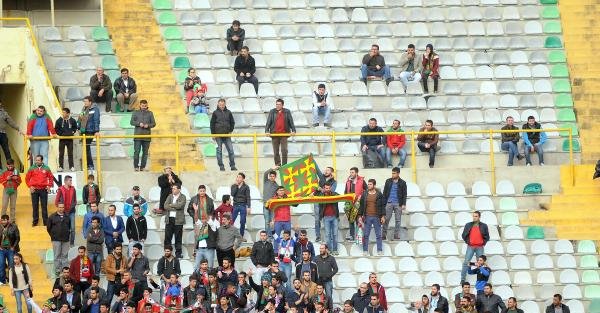 İzmir'de Altay- Diyarbakır maçında tribünde PKK gerginliği