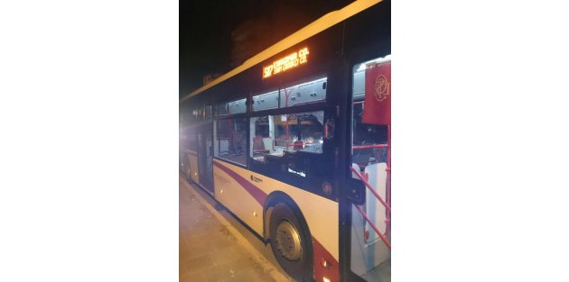 İzmir'de bir kişi belediye otobüsünü taşladı