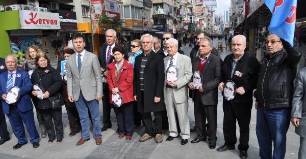 İzmir'de DSP'lilerden etek yerine maskeli eylem