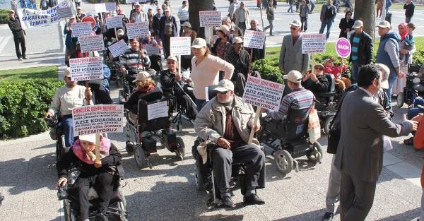 İzmir'de Engellilerden Belediye Önünde Eylem