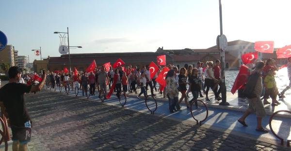 İzmir'de teröre tepki eylemi