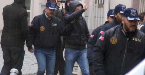 İzmir'deki yasadışı dinleme operasyonunda gözaltındaki 20 kişi, adliyeye sevk edildi (2)