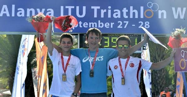 İzmirli Ata Triatlonda Dünya 3'üncüsü Olmanın Mutluluğunu Yaşıyor