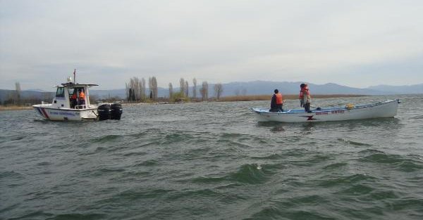 İznik Gölü’nde mahsur kalan 2 balıkçıyı jandarma kurtardı