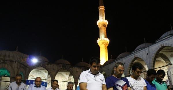 Kadir Gecesi'nde Sultanahmet Camii doldu taştı