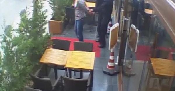 Kafe Sahibi İle Polis Arasındaki Kavga Kamerada