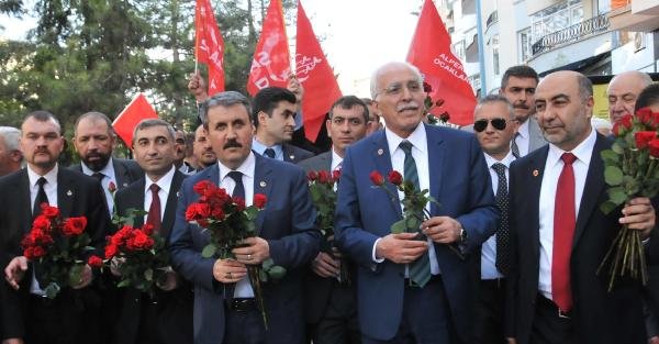 Kamalak ve Destici Eskişehir'de vatandaşlara kırmızı gül dağıttı