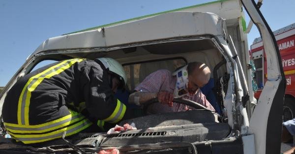 Kamyonet kamyona çarptı, sürücü güçlükle kurtarıldı