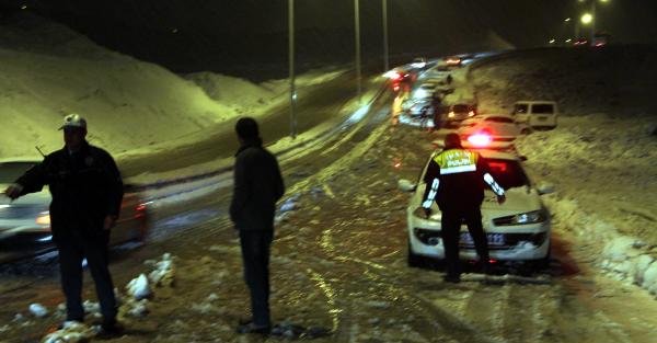 Kar Yolları Kapattı Araçlar Mahsur Kaldı