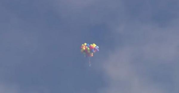 Katlanır sandalyesine balon bağlayarak havalandı