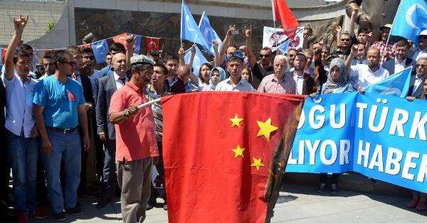 Kayseri'de Çin bayrağı yakıldı