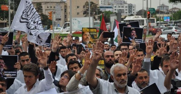 Kayseri’de Mursi’ye 'kefenli' destek eylemi