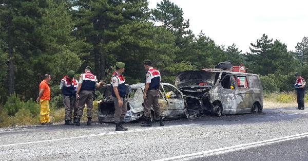 Kazada alev alan otomobilde 3 kişi yanarak öldü