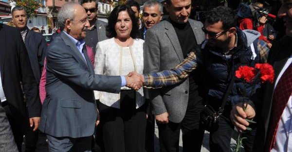 Kılıçdaroğlu, Çeşme çarşısında kadınlara karanfil verdi