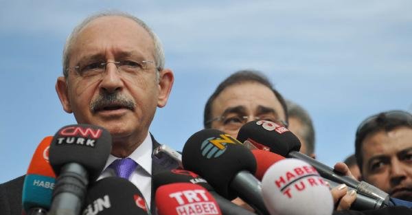 Kılıçdaroğlu, kadın basın mensuplarına karanfil verdi (2)