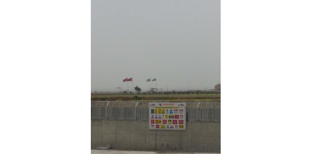 Kilis sınırında 3 ayrı bayrak dalgalanıyor