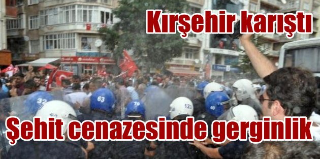 Kırşehir'de şehit cenazesinde gerginlik: Polis biber gazı sıktı