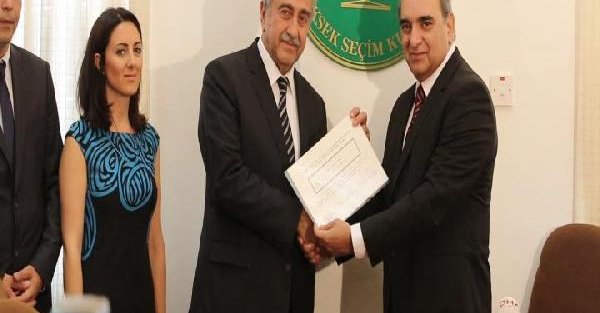 KKTC'nin yeni Cumhurbaşkanı Mustafa Akıncı mazbatasını aldı