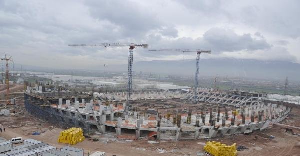 Kocaeli'de yeni stad inşaatındaki işçiler iş bıraktı