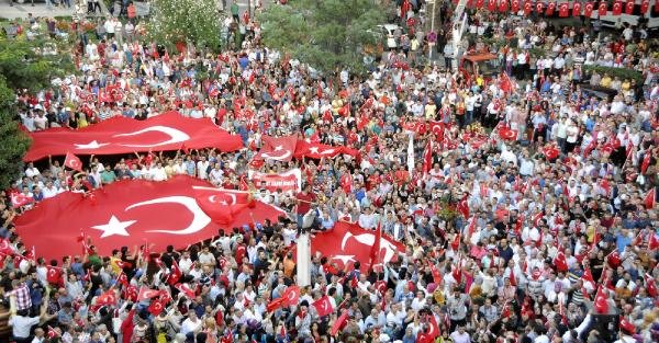 Kocaeli'de 10 bin kişi HDP binasına yürüdü, TOMA'lar gaz sıktı