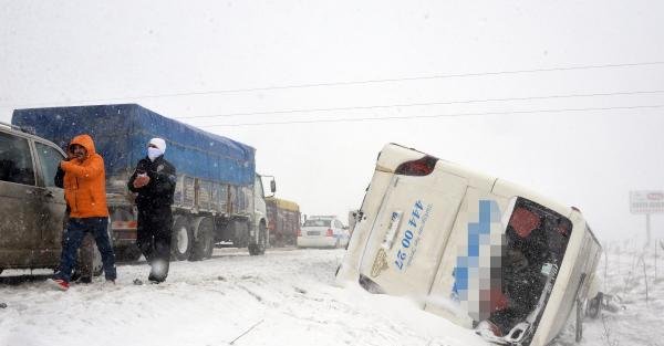 Konya’da kar etkili oldu, kazalarda 30 kişi yaralandı