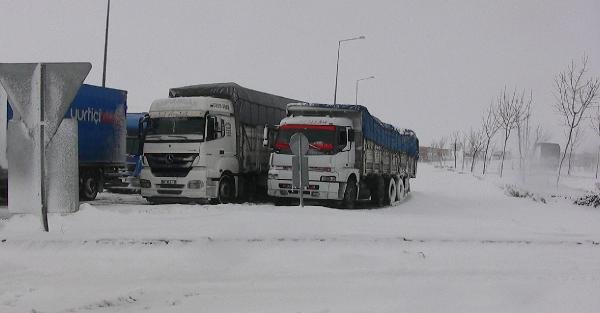 Konya'da Kar Hayatı Felç Etti
