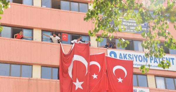 Konya’da protestocular HDP il binasına Türk bayrağı astı