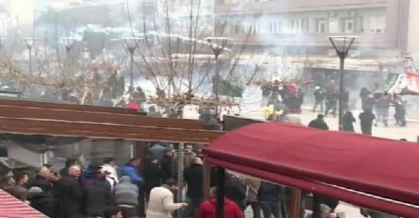 Kosova başbakanlık binası önünde gösteriye müdahale: 52’si polis 110 yaralı- Ek