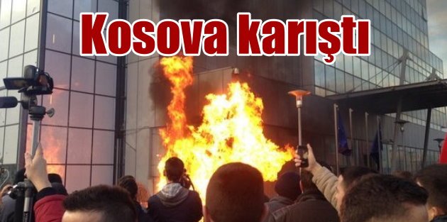 Kosova karıştı; Başbakanlık binası ateşe verildi