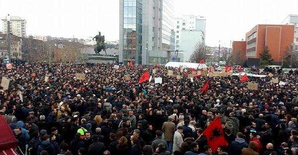 Kosova'da bakanı protesto eden grup Başbakanlık binasına saldırdı