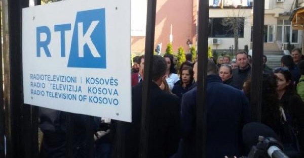 Kosova'da televizyon çalışanlar kendi kurumlarını ve baş editörleri protesto etti