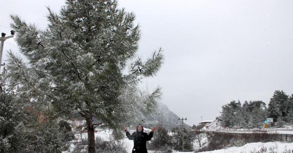 Kumluca'da yıllar sonra kar sevinci