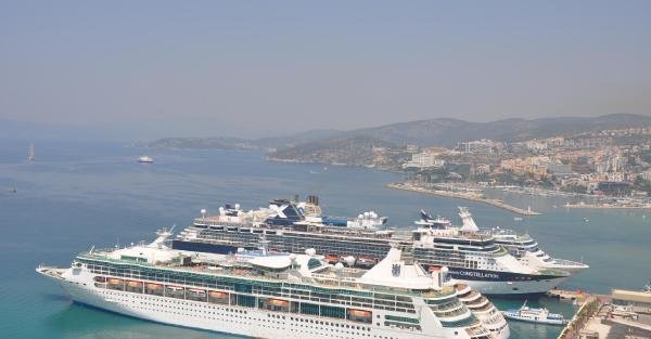 Kuşadası'na 6 gemiyle toplam 15 bin 485 turist geldi
