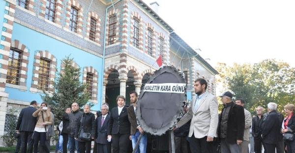 Kütahya'da Chp'liler Siyah Çelengi Atatürk Heykeli Önüne Bıraktı