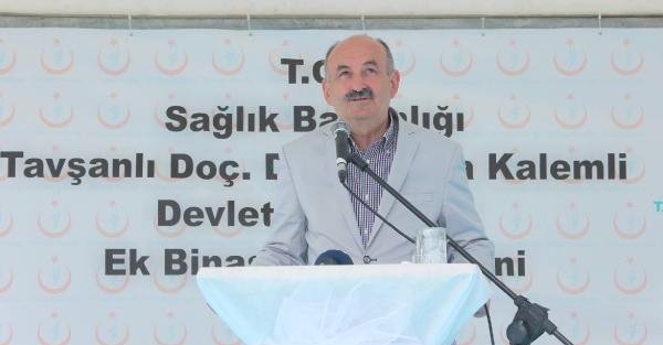 Müezzinoğlu, Ak Parti amblemli kürsüde konuşma yaptı